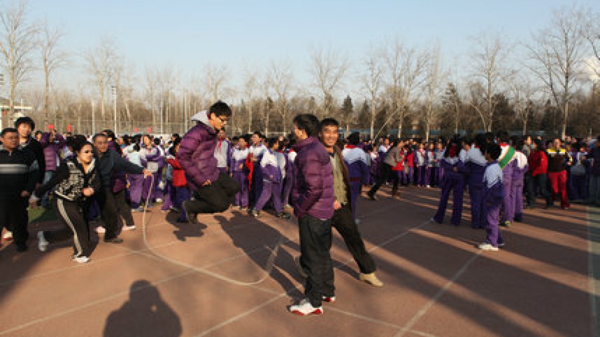 清华附小举行教师跳长绳比赛