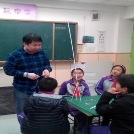 DI中国区总裁判张老师给孩子们培训即兴题