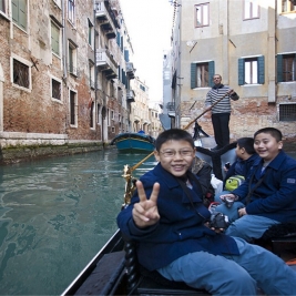 参观威尼斯水城乘坐贡多拉小艇