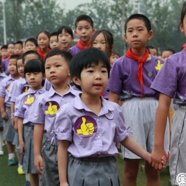 夏季新校服：紫色短袖衬衫（左侧一年级学生）
