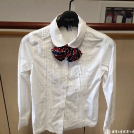 白衬衫（女生为领花、男生为领带）