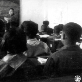 1954年朱碧琴老师在讲课