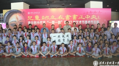 儿童站立在书画正中央