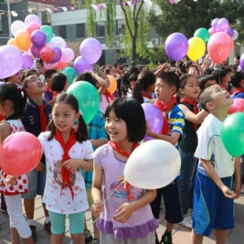 学生们放飞象征着梦想的气球