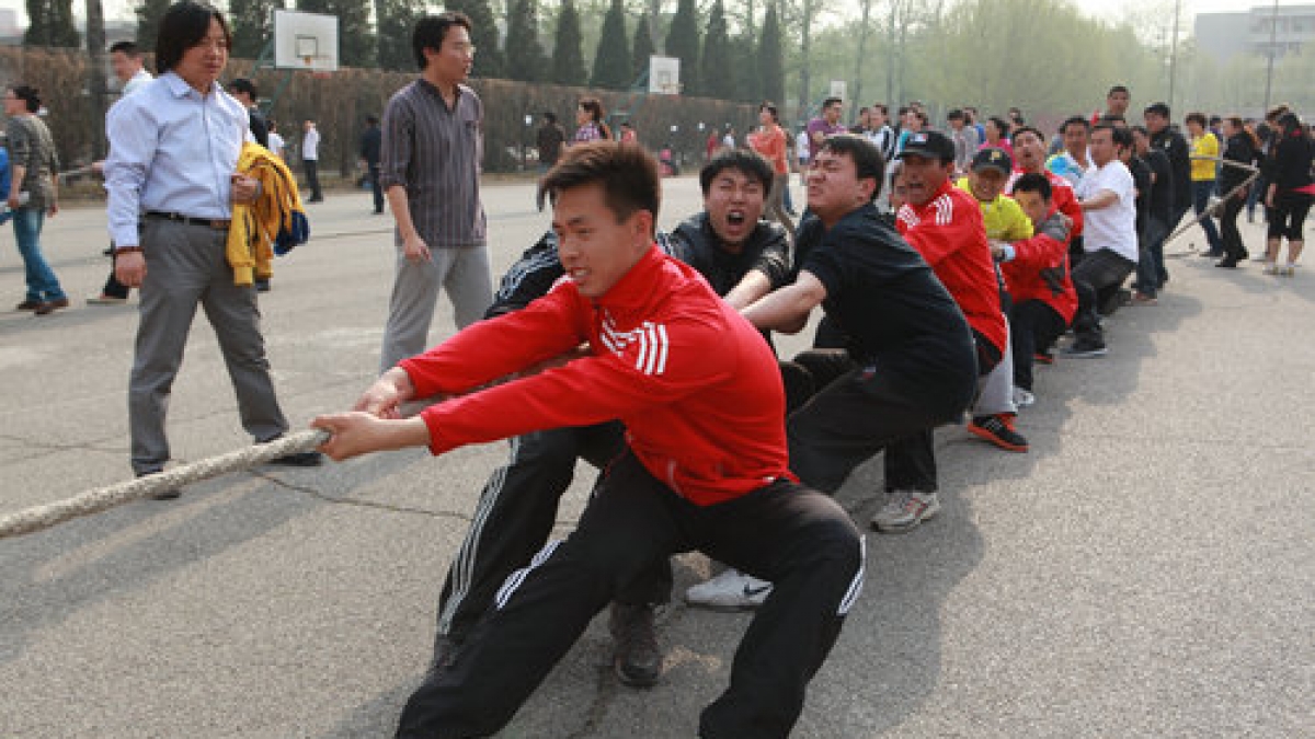 附小教师积极参与大学拔河比赛