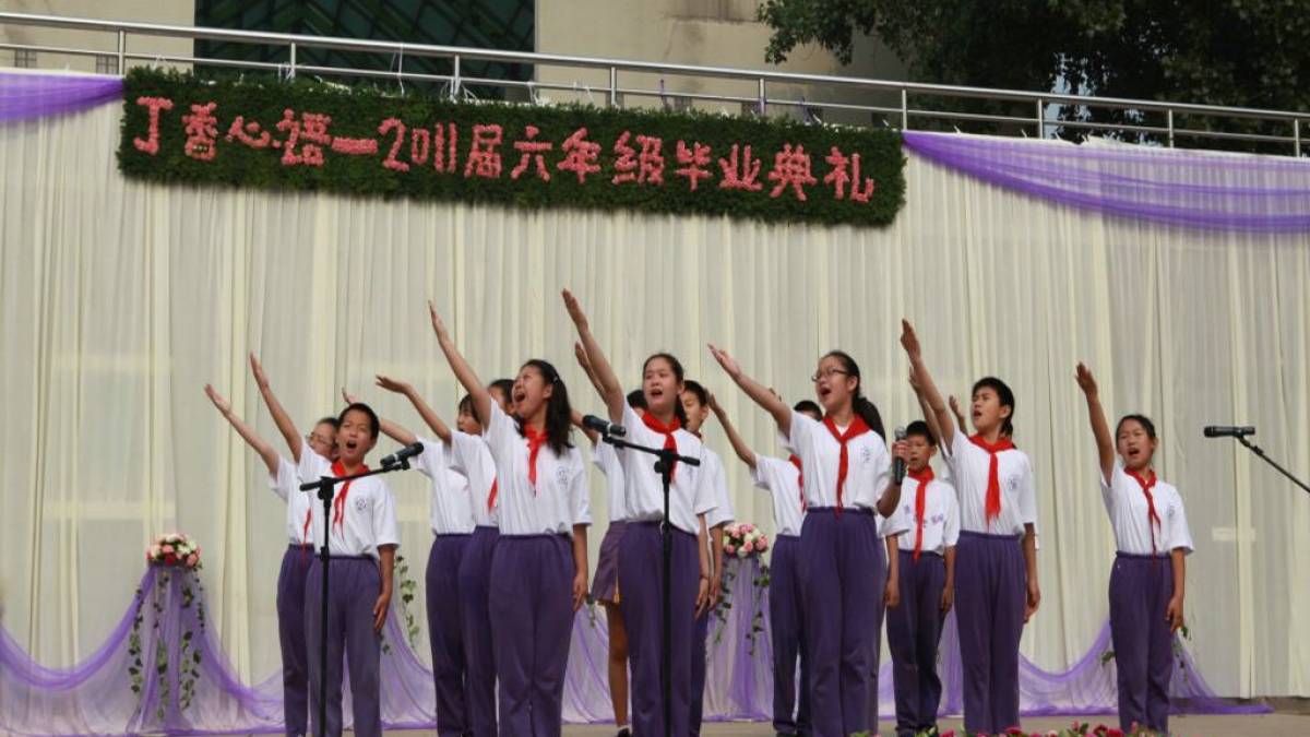清华附小举行“丁香心语”2011届毕业典礼