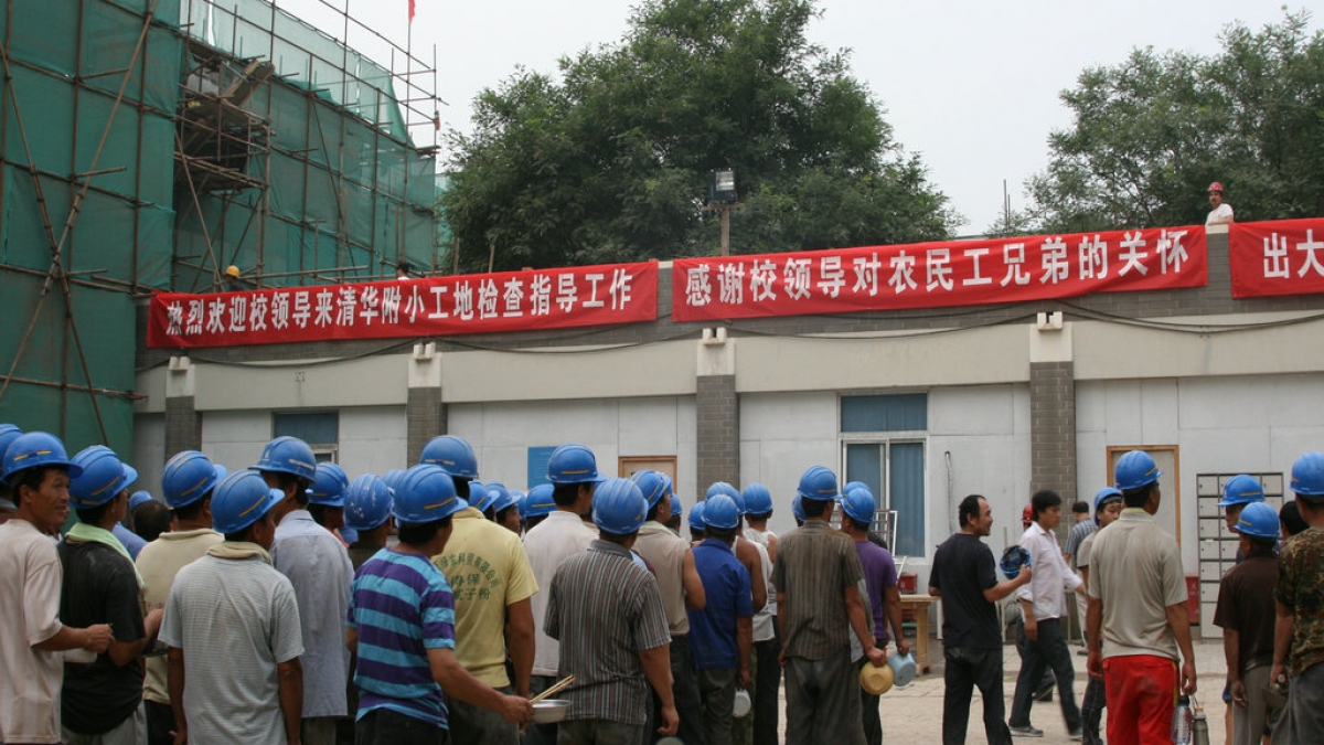 高温慰问下工地，炎炎夏日送温馨
