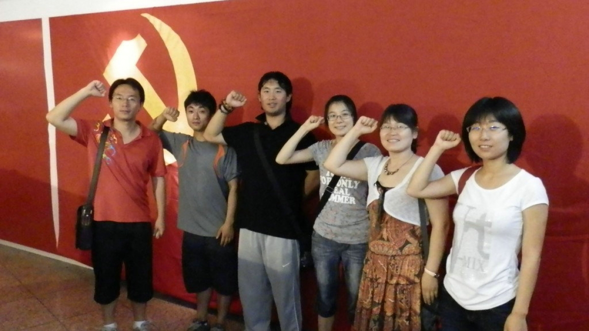 跟着党走，面对未来我们信心百倍！
