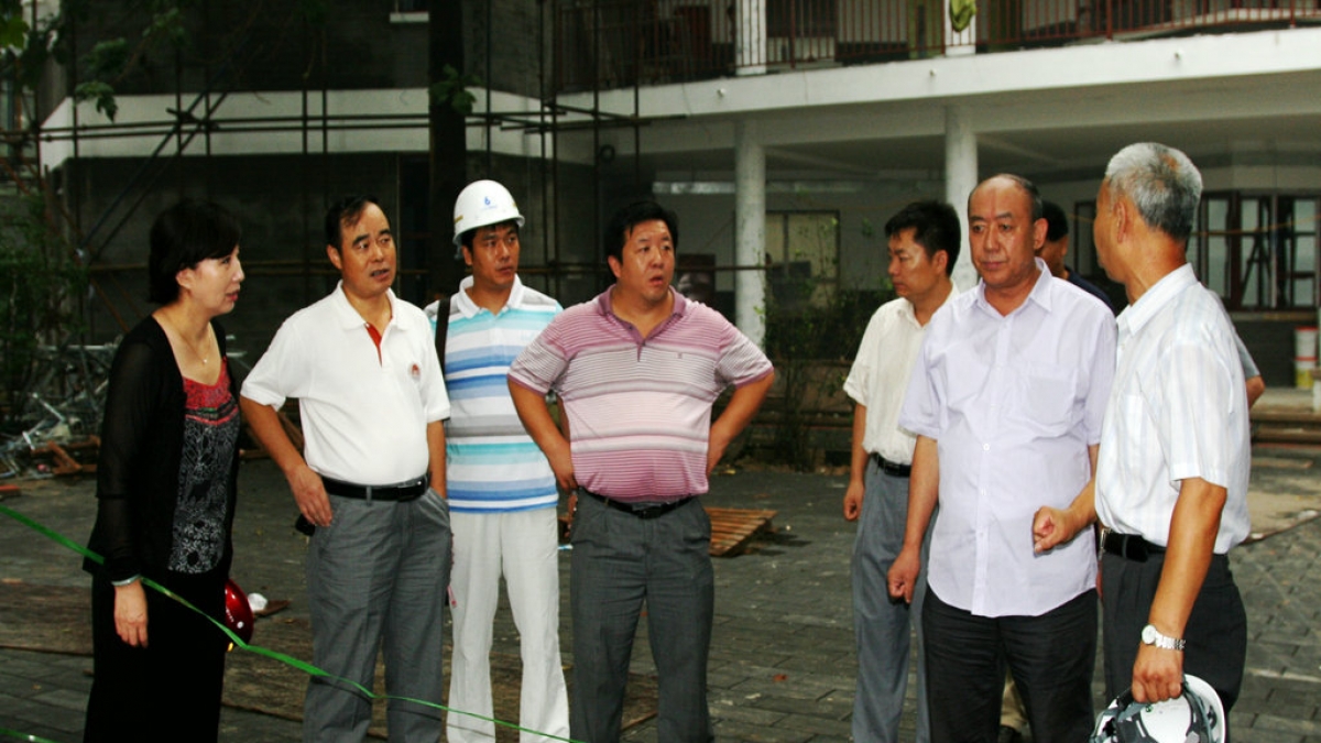 张凤昌副校长等大学领导冒雨来检查附小工地现场