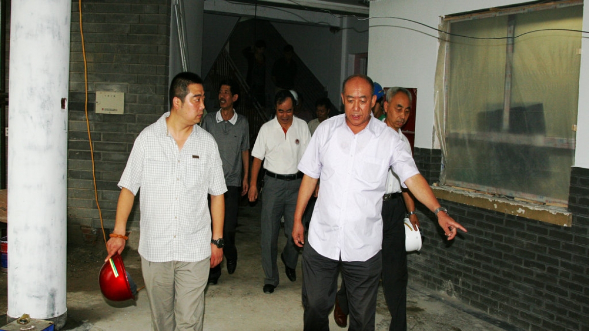 张凤昌副校长等大学领导冒雨来检查附小工地现场