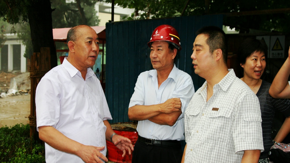 张凤昌副校长等大学领导冒雨来检查附小工地现场