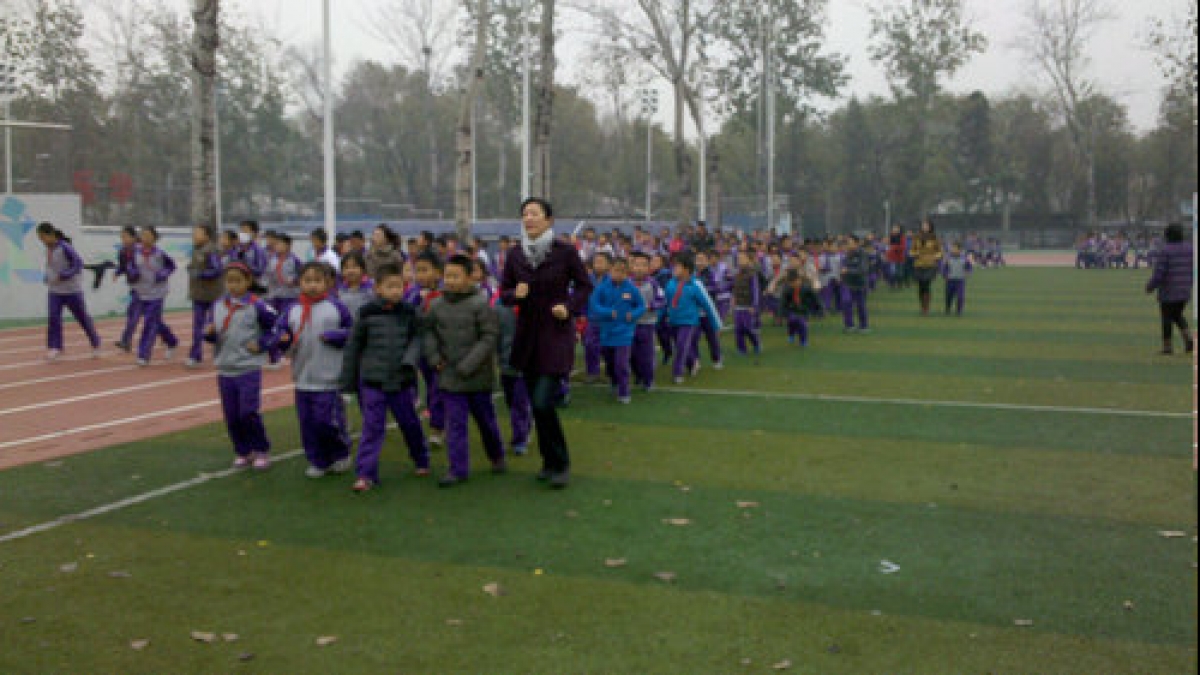附小教师带领学生积极参与冬季长跑活动