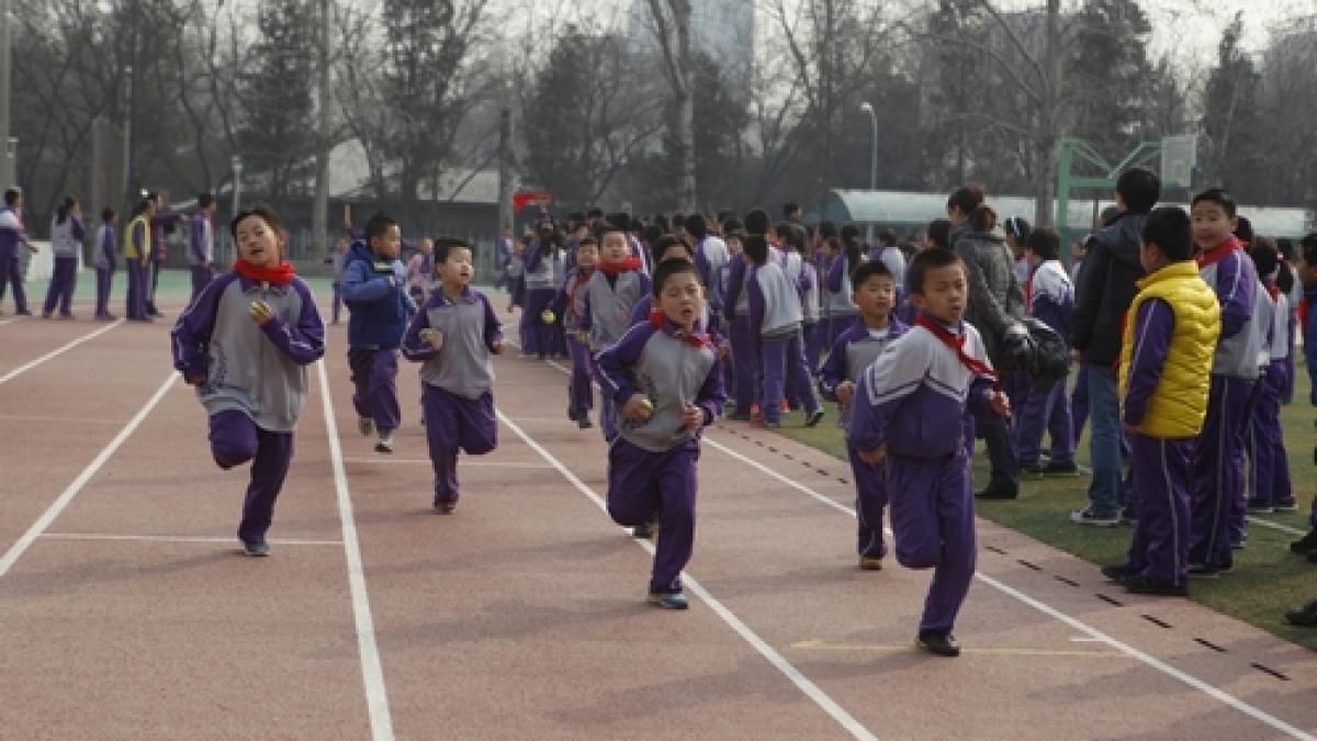 我校举行阳光体育冬季长跑日活动