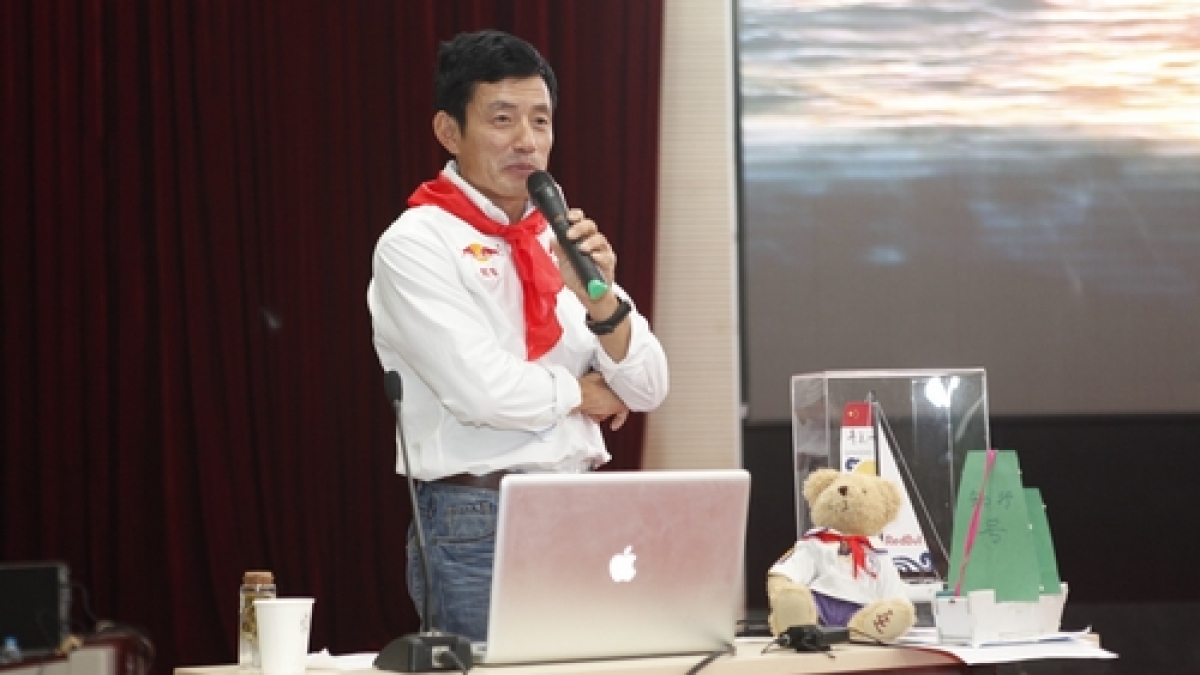 名家进校园---对话中国职业帆船第一人