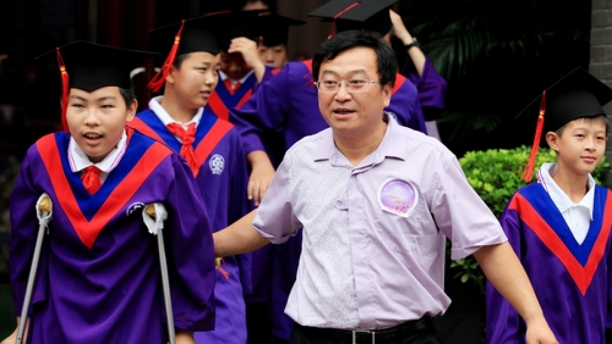 清华附小2013届毕业典礼隆重举行