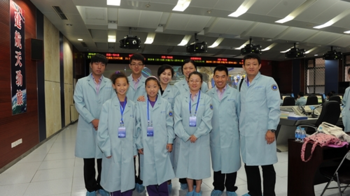 我校师生代表走进北京航天飞行控制中心收看太空授课