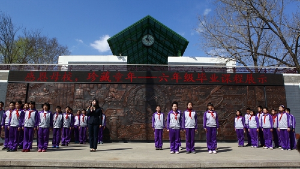 我校举行“感恩母校  珍藏童年”六年级升旗仪式