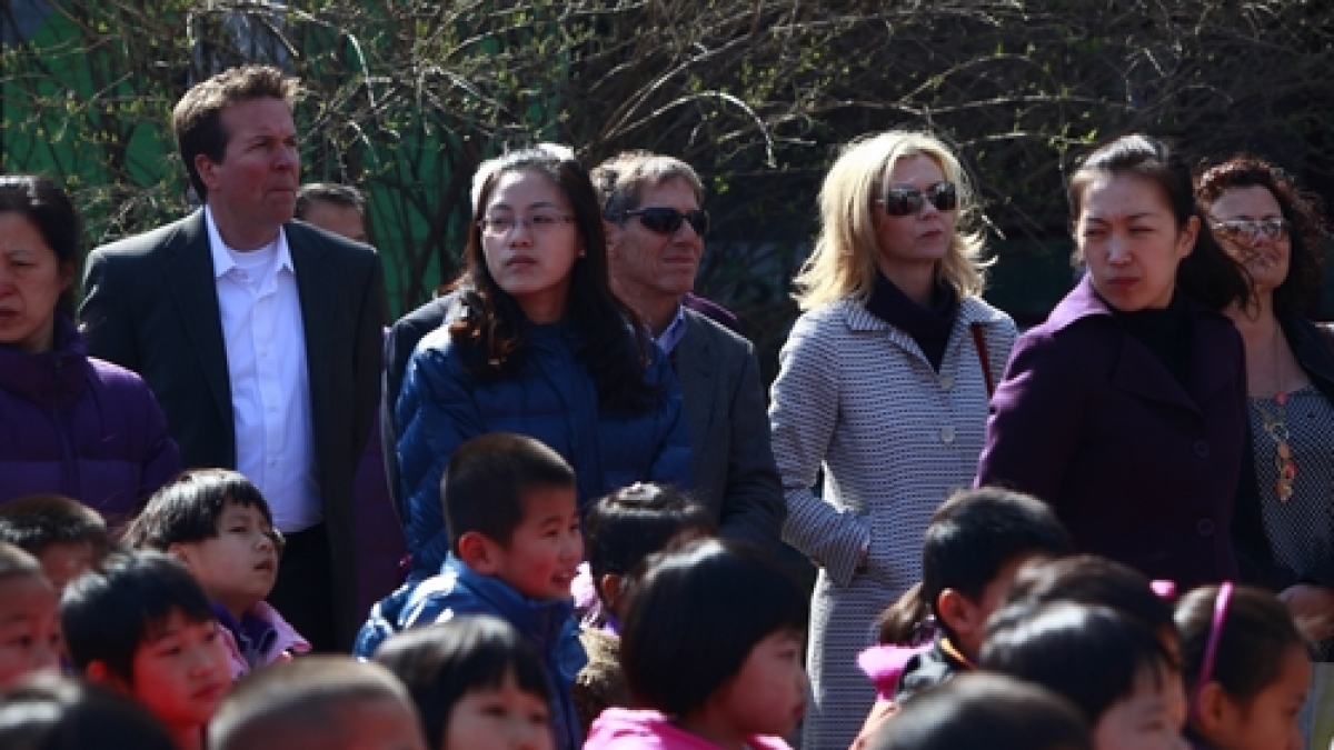 美国泉谷学区友好学校代表团访问我校