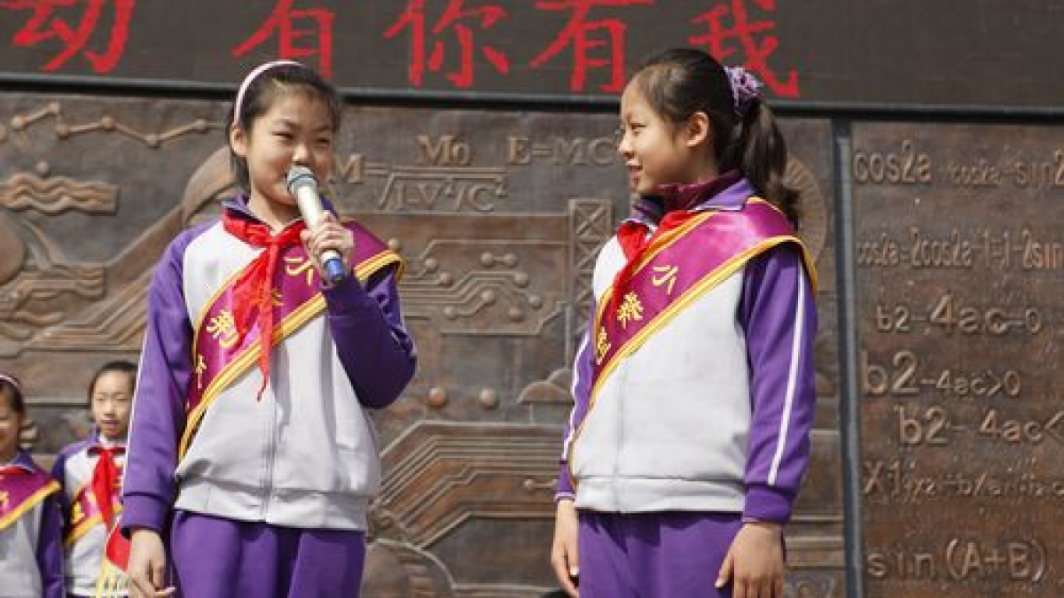 我校举行“志愿行动 有你有我”五年级升旗仪式