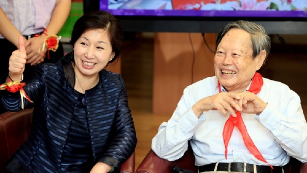 我校校友杨振宁出席2013届清华附小毕业典礼