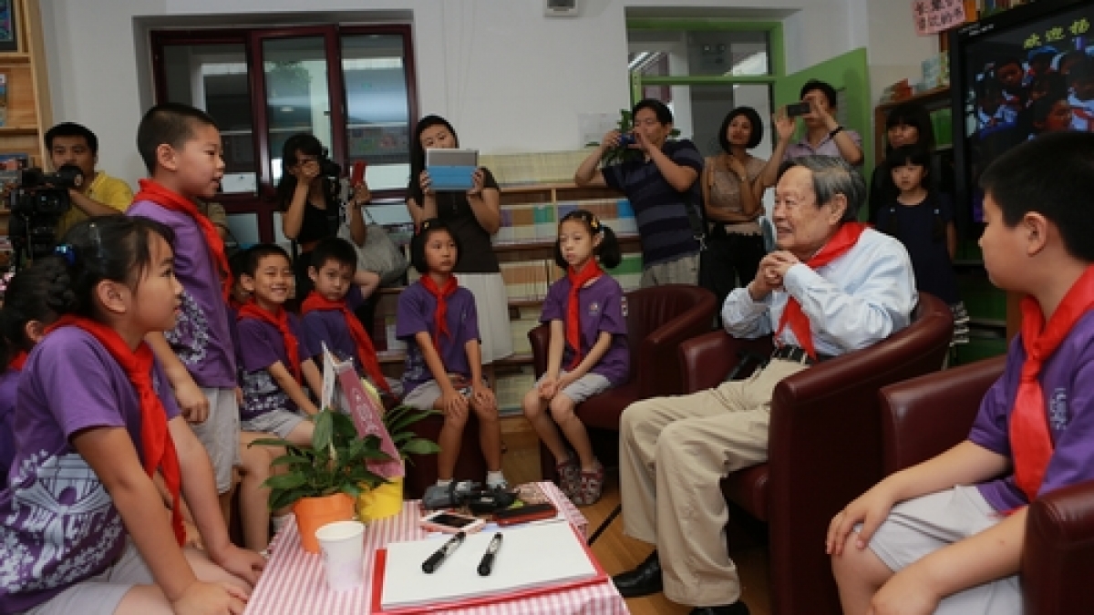 我校校友杨振宁出席2013届清华附小毕业典礼
