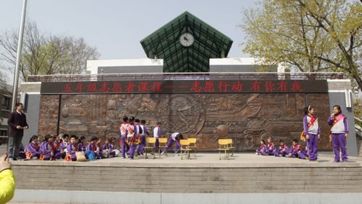 我校举行“志愿行动 有你有我”五年级升旗仪式