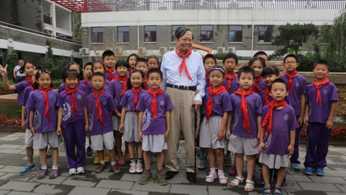 我校校友杨振宁出席2013届清华附小毕业典礼