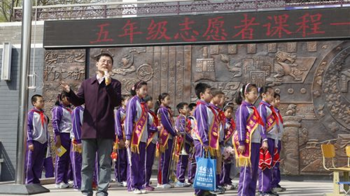 我校举行“志愿行动 有你有我”五年级升旗仪式