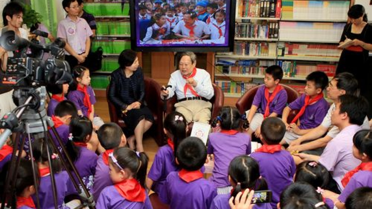 我校校友杨振宁出席2013届清华附小毕业典礼