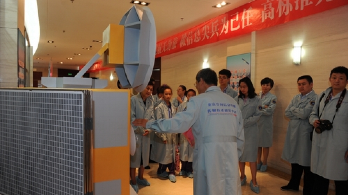 我校师生代表走进北京航天飞行控制中心收看太空授课