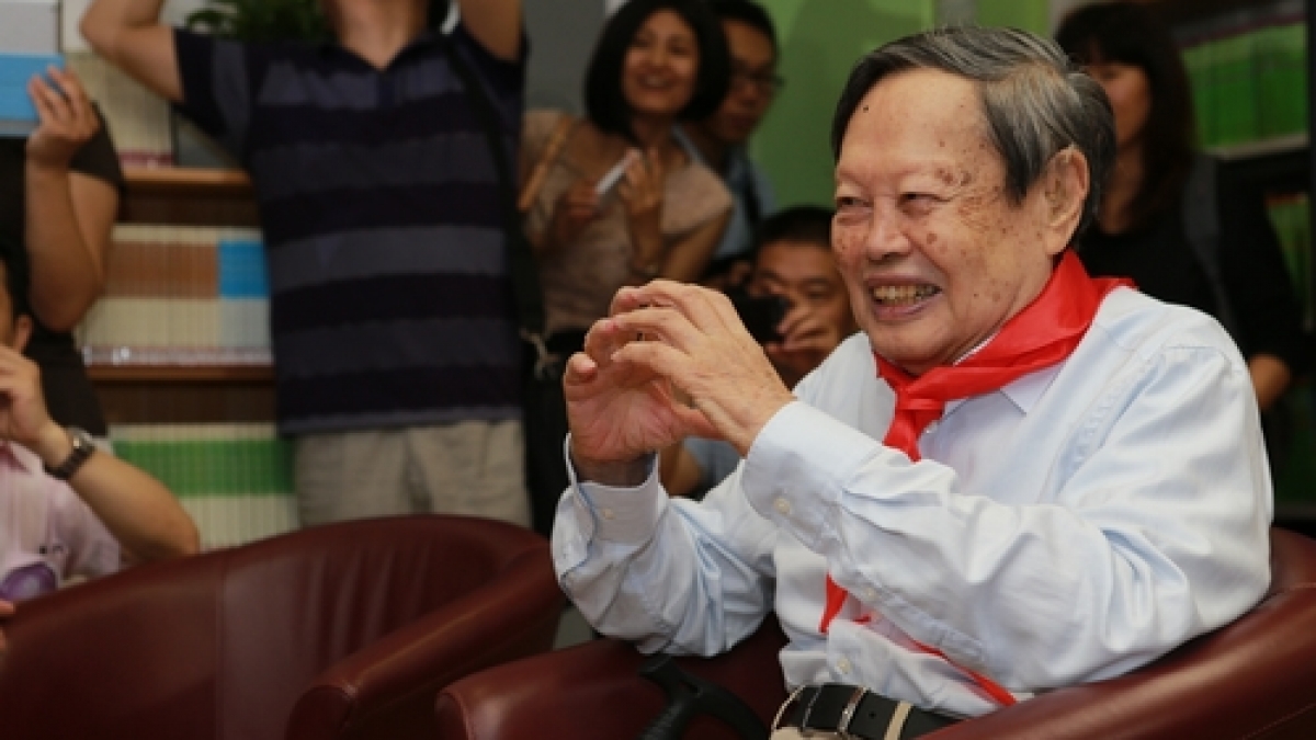 我校校友杨振宁出席2013届清华附小毕业典礼