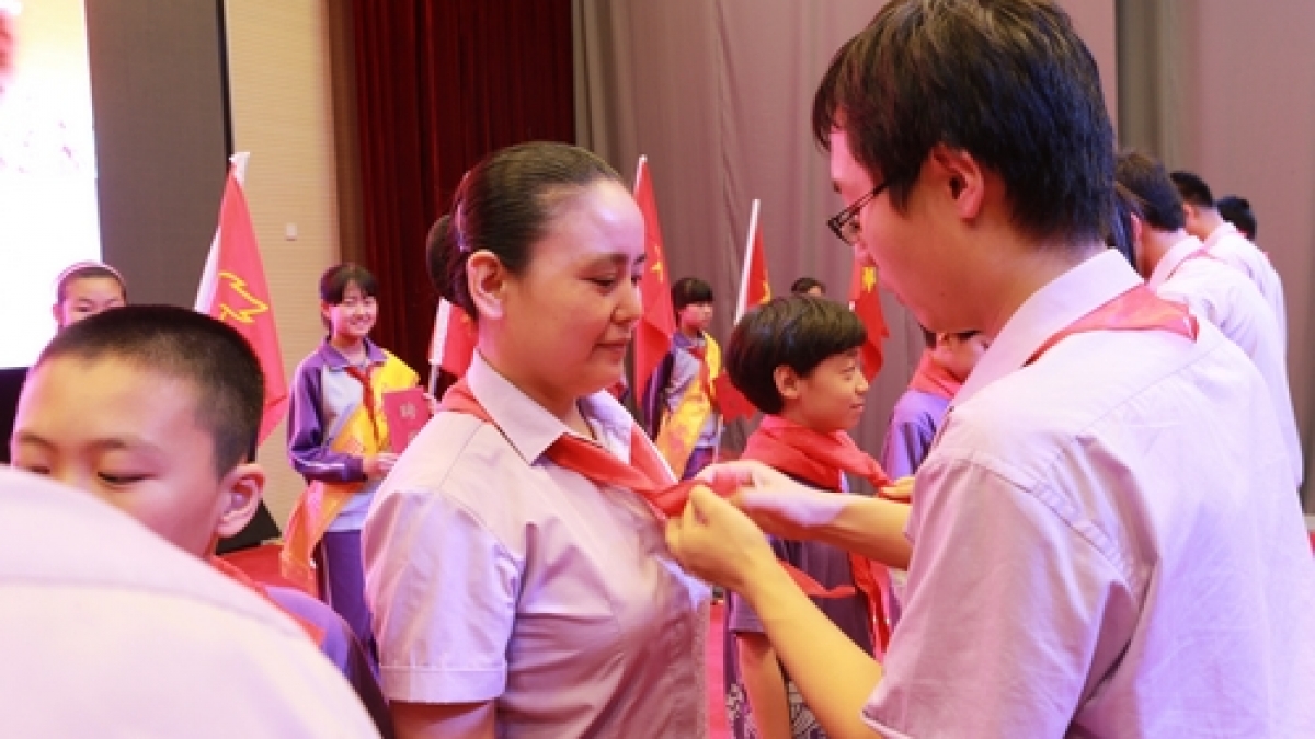 我校举行2012级学生入队仪式