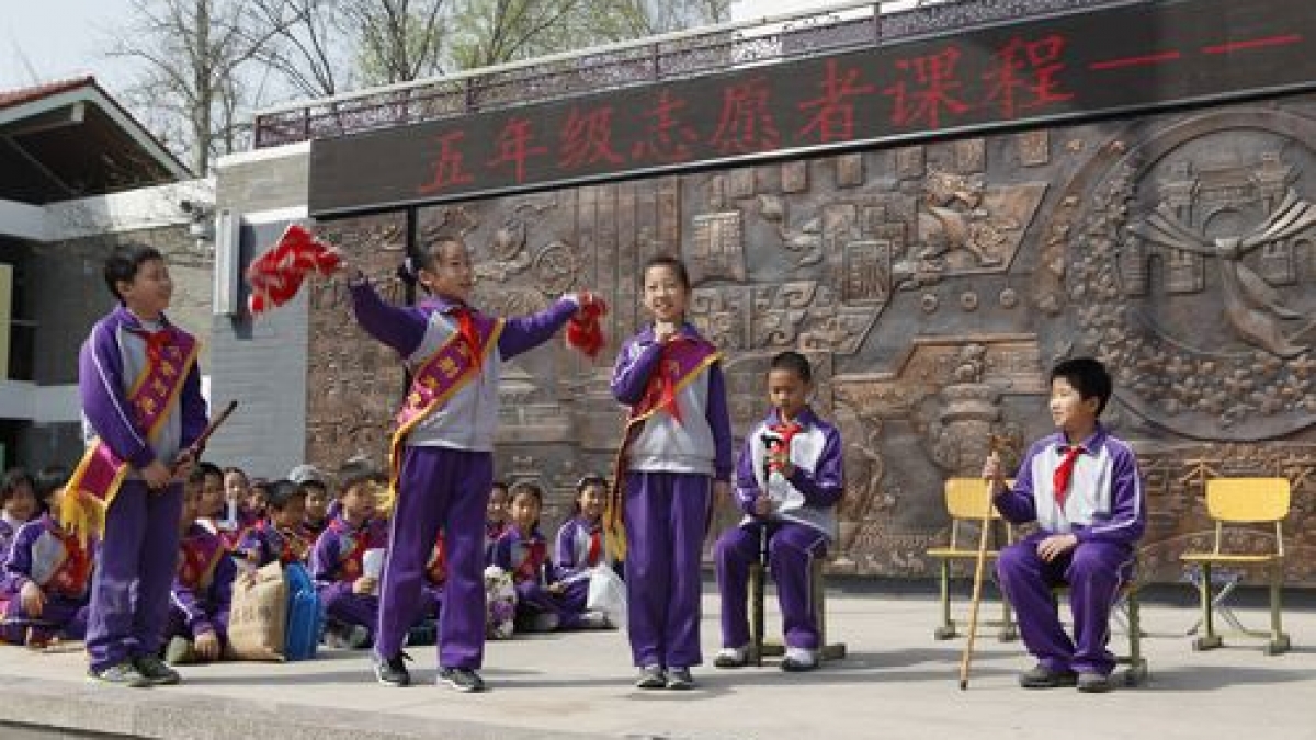 我校举行“志愿行动 有你有我”五年级升旗仪式