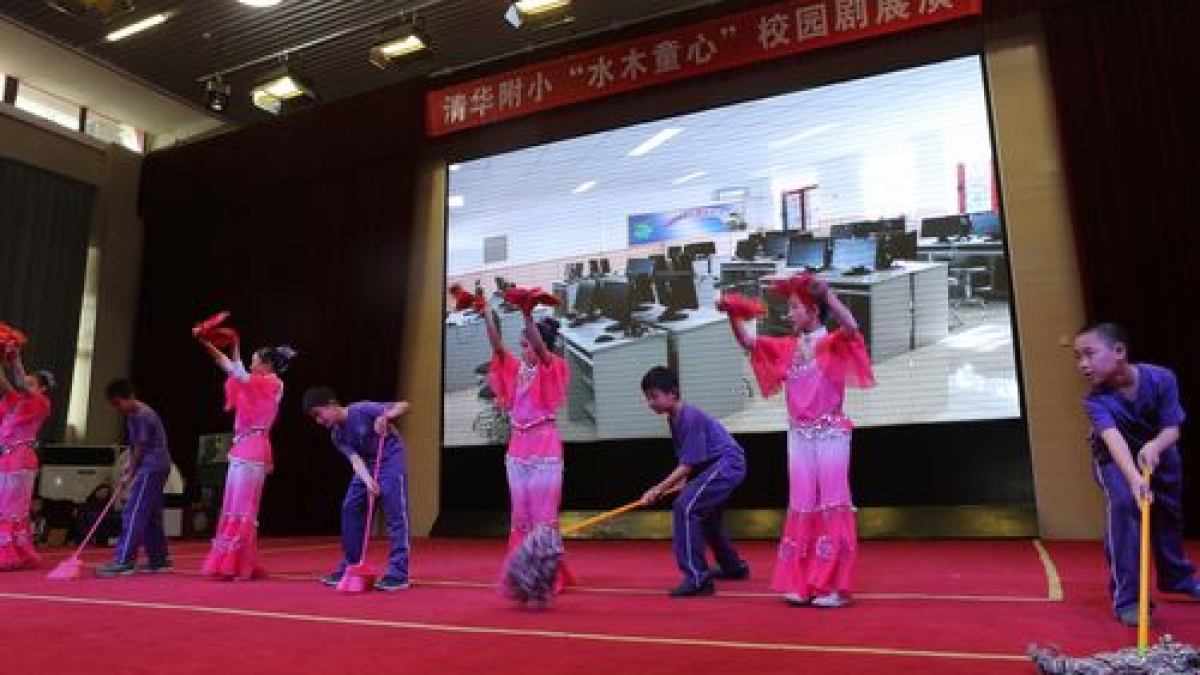 我校举行校园剧展评活动