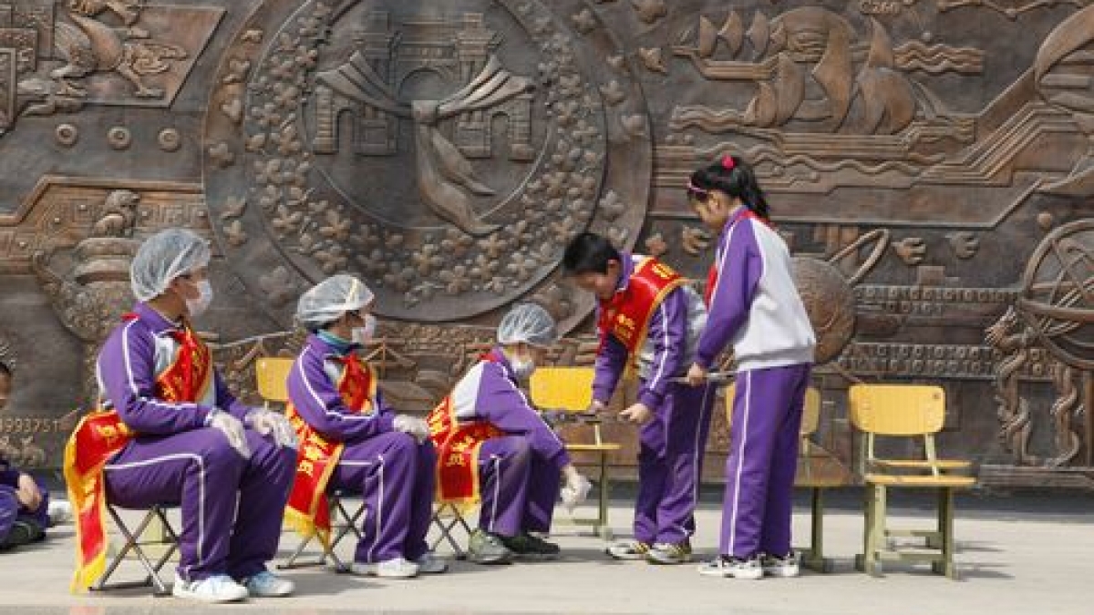 我校举行“志愿行动 有你有我”五年级升旗仪式