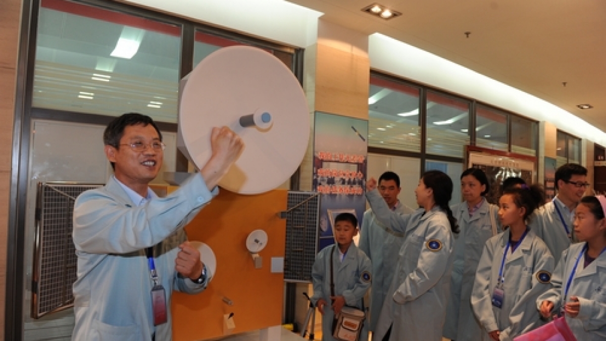 我校师生代表走进北京航天飞行控制中心收看太空授课