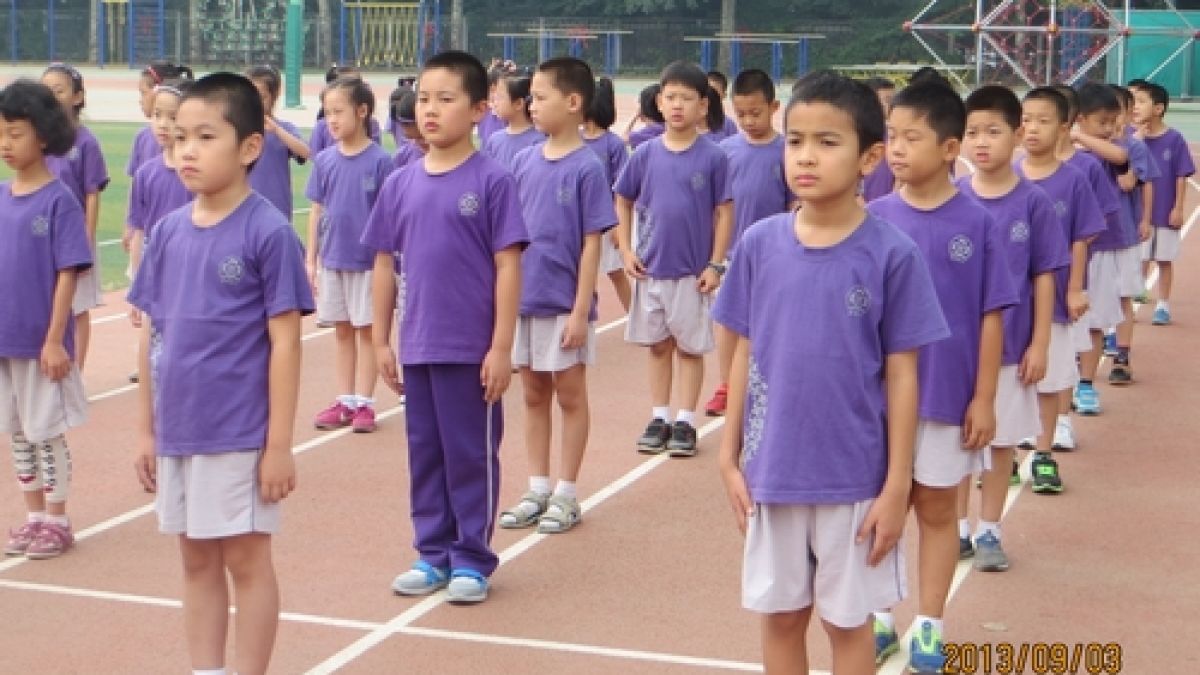 我校低年段国防教育第三课——坚持