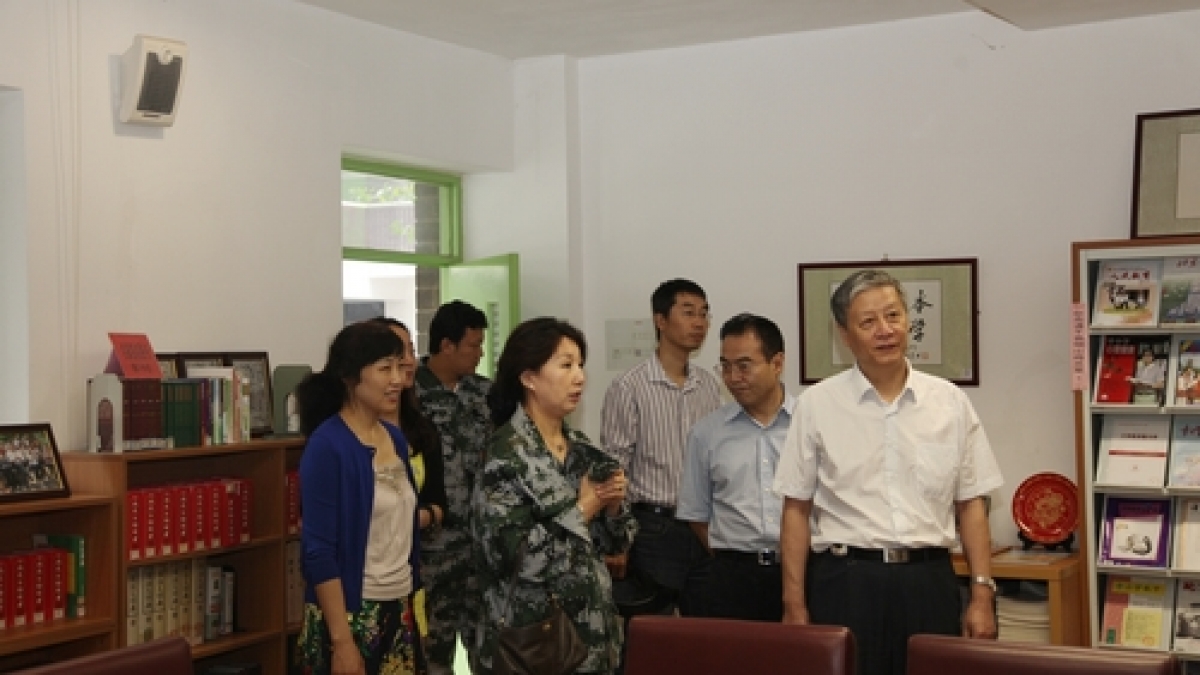 中国教育学会会长钟秉林在教师节来临之际看望我校教师