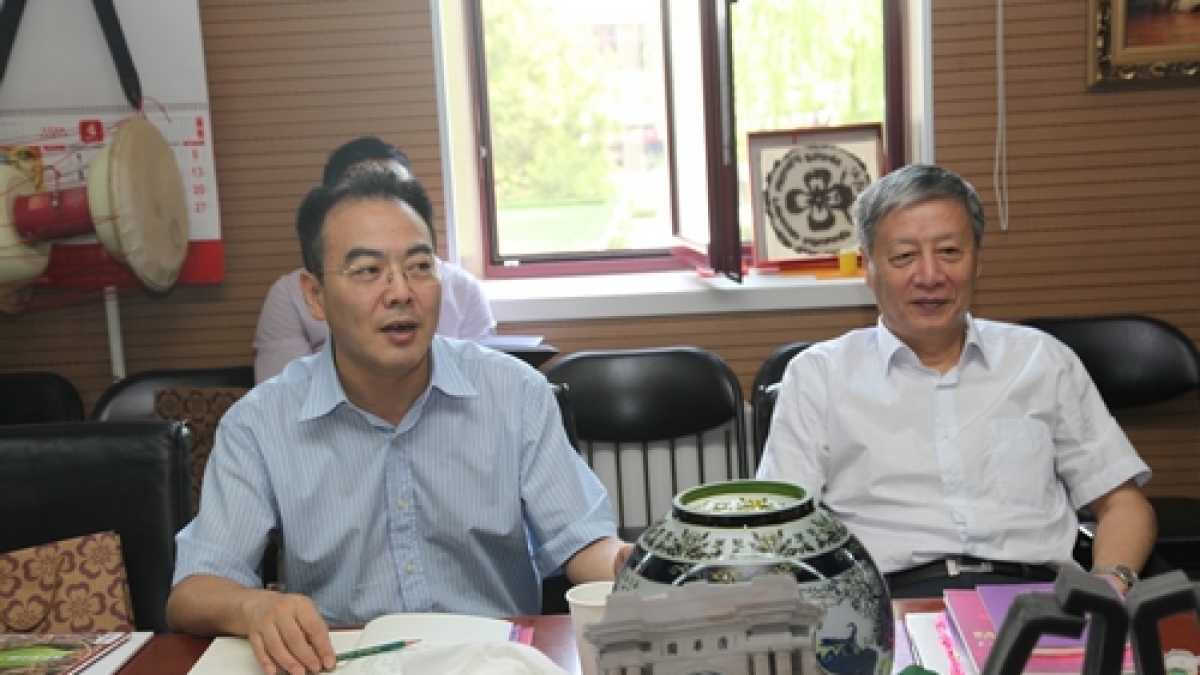 中国教育学会会长钟秉林在教师节来临之际看望我校教师