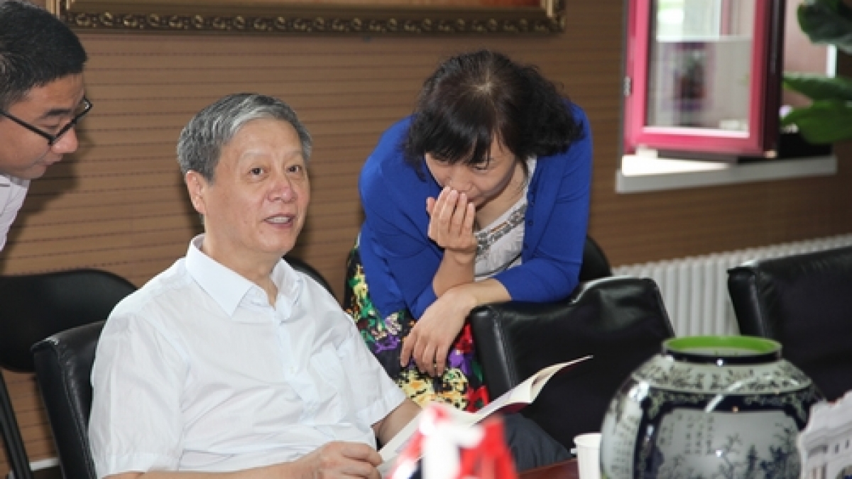 中国教育学会会长钟秉林在教师节来临之际看望我校教师