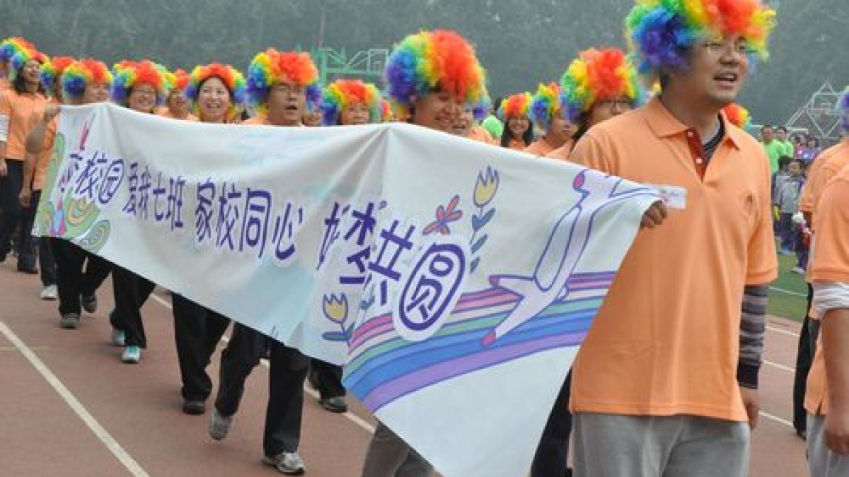 我校召开一年级亲子趣味运动会