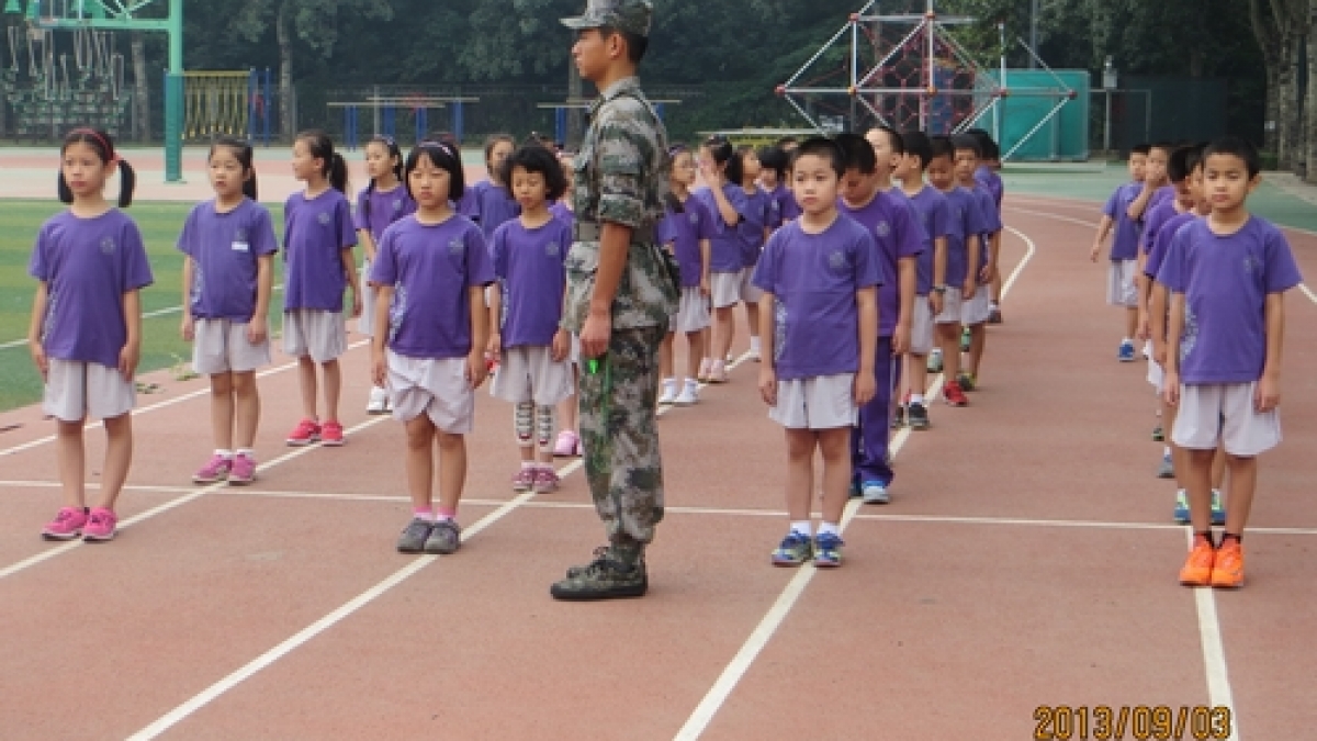 我校低年段国防教育第三课——坚持