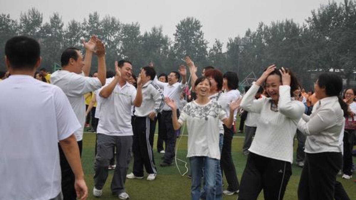 我校召开一年级亲子趣味运动会