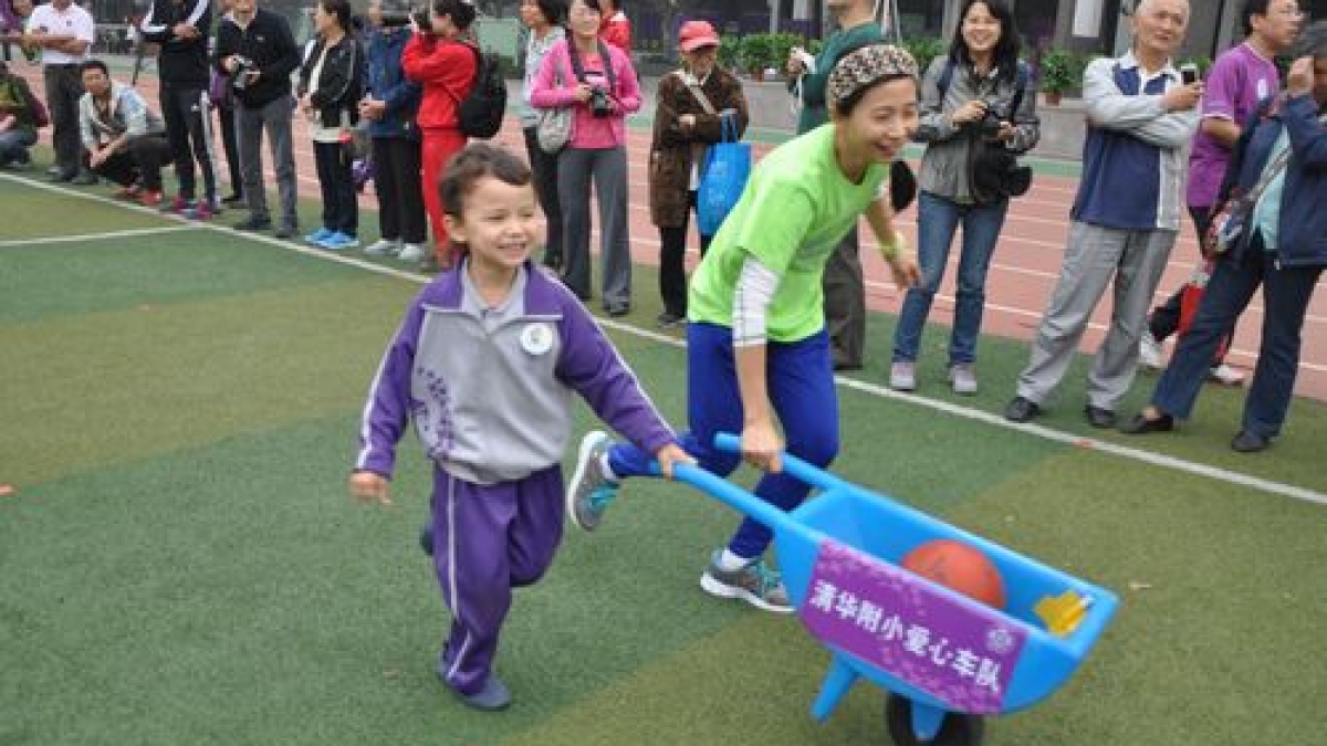 我校召开一年级亲子趣味运动会