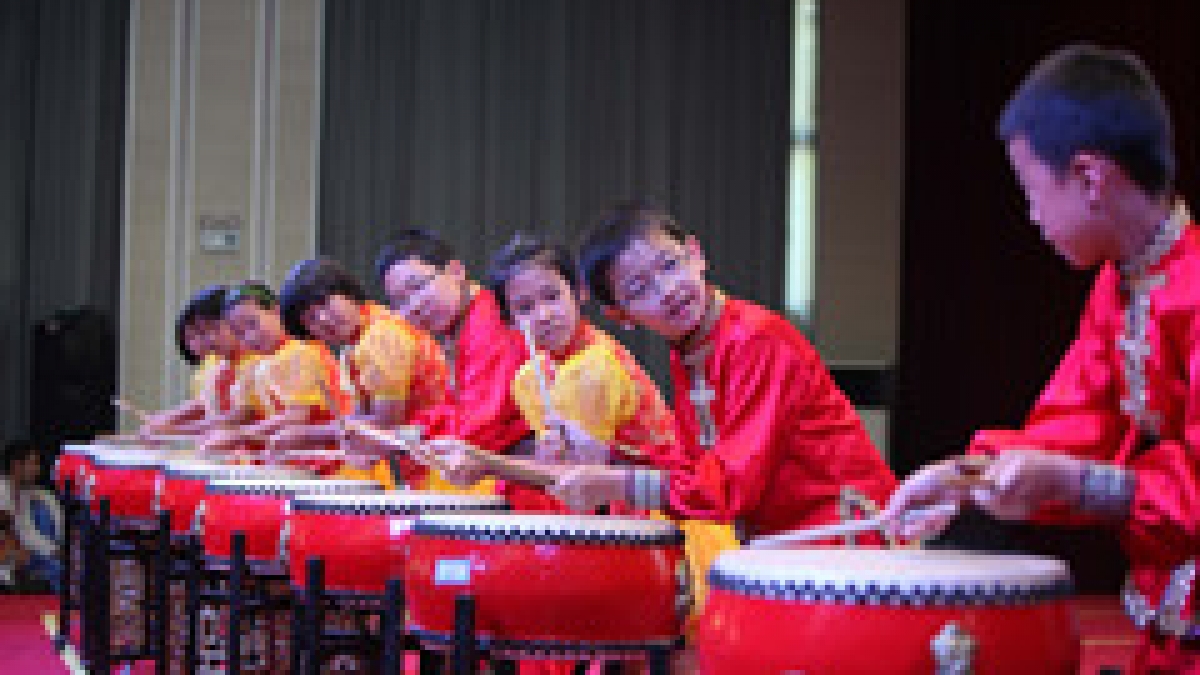 乌克兰“万花筒”青少年舞蹈团访问清华附小