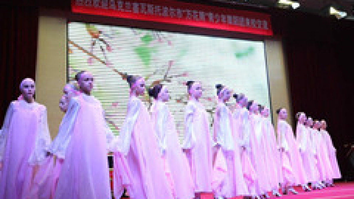 乌克兰“万花筒”青少年舞蹈团访问清华附小