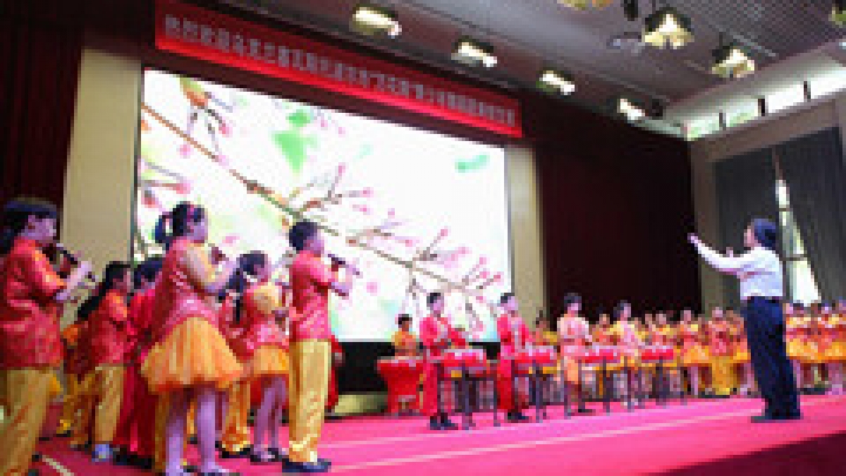 乌克兰“万花筒”青少年舞蹈团访问清华附小