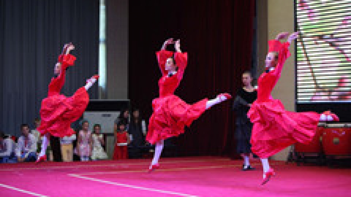乌克兰“万花筒”青少年舞蹈团访问清华附小