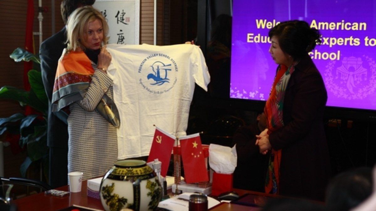 美国泉谷学区友好学校代表团访问我校