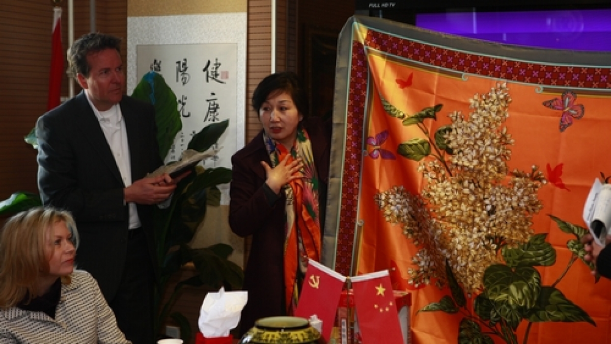 美国泉谷学区友好学校代表团访问我校
